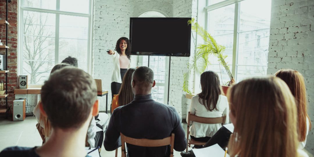 5 beneficios del alquiler de salas de conferencias para empresas pequeñas en Panamá