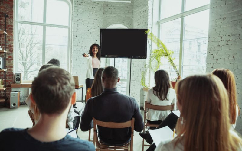 5 beneficios del alquiler de salas de conferencias para empresas pequeñas en Panamá